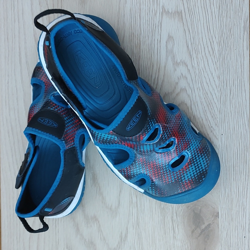 Keen water sandals size 4